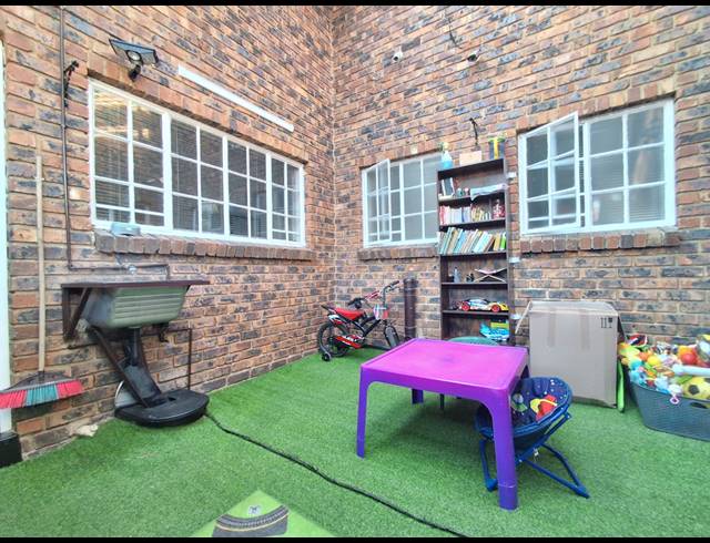 2 BEDROOM TOWNHOUSE TO LET IN ARCON PARK
